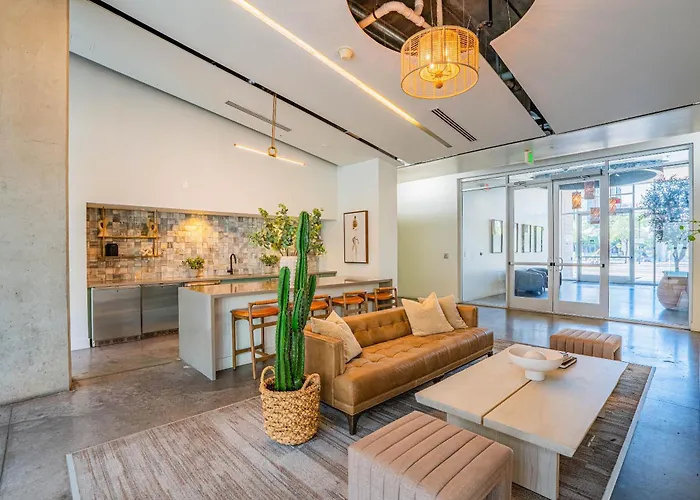 2br Roosevelt Row Gym Pool Parking Sleeps 8 Apartment