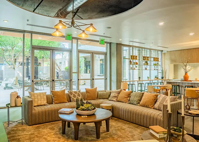 2br Roosevelt Row Gym Pool Parking Sleeps 8