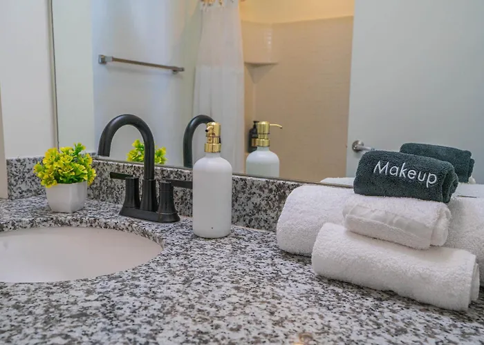 2br Roosevelt Row Gym Pool Parking Sleeps 8
