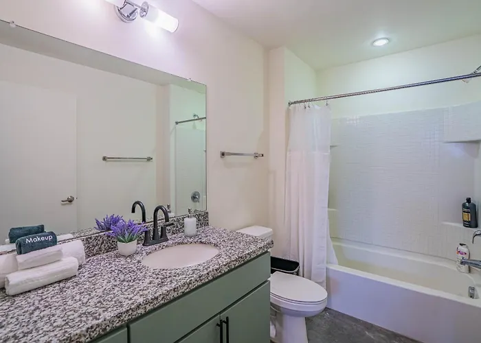 2br Roosevelt Row Gym Pool Parking Sleeps 8