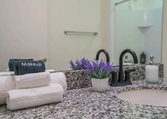 2br Roosevelt Row Gym Pool Parking Sleeps 8